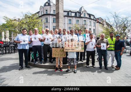 26. Juli 2024: Organisiert von Aykan Inan vom DITIB, überwacht Mitglieder des Verfassungsschutzes graue Wölfe, Union Internationaler Demokraten, Grauer Wolf-Tuerkisches Kulturzentrum München, und der heimliche Migrationsbeirat versuchte, einen rassistischen Messerstechangriff zu instrumentalisieren, indem er seine Mic-Zeit benutzte, um die Polizei anzuprangern und zu diskreditieren, Islamophobie, die Staatsanwälte und Ermittler und den deutschen Staat selbst zu beschuldigen. (Kreditbild: © Sachelle Babbar/ZUMA Press Wire) NUR REDAKTIONELLE VERWENDUNG! Nicht für kommerzielle ZWECKE! Stockfoto