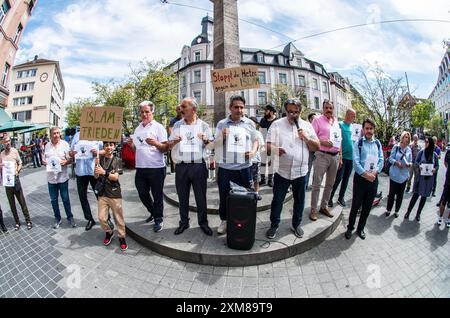 26. Juli 2024: Organisiert von Aykan Inan vom DITIB, überwacht Mitglieder des Verfassungsschutzes graue Wölfe, Union Internationaler Demokraten, Grauer Wolf-Tuerkisches Kulturzentrum München, und der heimliche Migrationsbeirat versuchte, einen rassistischen Messerstechangriff zu instrumentalisieren, indem er seine Mic-Zeit benutzte, um die Polizei anzuprangern und zu diskreditieren, Islamophobie, die Staatsanwälte und Ermittler und den deutschen Staat selbst zu beschuldigen. (Kreditbild: © Sachelle Babbar/ZUMA Press Wire) NUR REDAKTIONELLE VERWENDUNG! Nicht für kommerzielle ZWECKE! Stockfoto