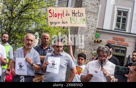 26. Juli 2024: Organisiert von Aykan Inan vom DITIB, überwacht Mitglieder des Verfassungsschutzes graue Wölfe, Union Internationaler Demokraten, Grauer Wolf-Tuerkisches Kulturzentrum München, und der heimliche Migrationsbeirat versuchte, einen rassistischen Messerstechangriff zu instrumentalisieren, indem er seine Mic-Zeit benutzte, um die Polizei anzuprangern und zu diskreditieren, Islamophobie, die Staatsanwälte und Ermittler und den deutschen Staat selbst zu beschuldigen. (Kreditbild: © Sachelle Babbar/ZUMA Press Wire) NUR REDAKTIONELLE VERWENDUNG! Nicht für kommerzielle ZWECKE! Stockfoto