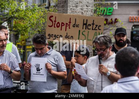 26. Juli 2024: Organisiert von Aykan Inan vom DITIB, überwacht Mitglieder des Verfassungsschutzes graue Wölfe, Union Internationaler Demokraten, Grauer Wolf-Tuerkisches Kulturzentrum München, und der heimliche Migrationsbeirat versuchte, einen rassistischen Messerstechangriff zu instrumentalisieren, indem er seine Mic-Zeit benutzte, um die Polizei anzuprangern und zu diskreditieren, Islamophobie, die Staatsanwälte und Ermittler und den deutschen Staat selbst zu beschuldigen. (Kreditbild: © Sachelle Babbar/ZUMA Press Wire) NUR REDAKTIONELLE VERWENDUNG! Nicht für kommerzielle ZWECKE! Stockfoto