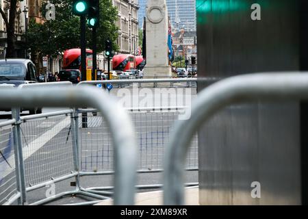 Whitehall, London, Großbritannien. Juli 2024. Sicherheitsbarrieren um Denkmäler auf Whitehall mit der „Tommy Robinson“-Demonstration, die für Samstag, den 27. Juli geplant ist. Quelle: Matthew Chattle/Alamy Live News Stockfoto