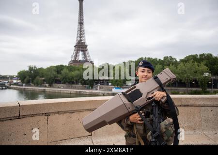 Ein Mitglied der Operation Sentinelle wird vor der Eröffnungszeremonie der Olympischen Spiele 2024 in Paris mit einem Drohnenschutz auf der seine beobachtet. Die Opération Sentinelle ist eine laufende französische Militäroperation mit 10.000 Soldaten und 4.700 Polizisten und Gendarmen, die seit den Anschlägen von Île-de-France im Januar 2015 eingesetzt wurden, um die als sensibel eingestuften „Punkte“ des Gebiets vor Terrorismus zu schützen. Stockfoto