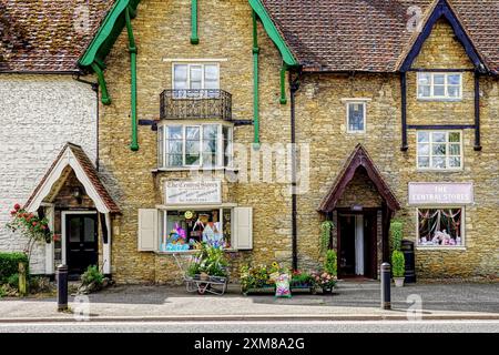 Turvey, Ouse Valley, Bedfordshire, England, Großbritannien - die Central Stores, ein altmodisches Dorfgeschäft, Zeitungskiosk, Lebensmittelgeschäft und Süßigkeiten Stockfoto