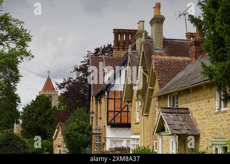 Turvey, Bedfordshire, England, Großbritannien - hübsches ländliches Dorf im Ouse Valley mit Häusern, Post, Geschäft und Turm der All Saints Kirche Stockfoto