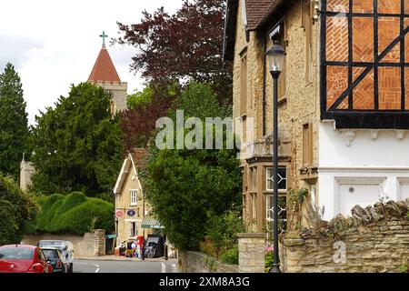 Turvey, Bedfordshire, England, Großbritannien - hübsches ländliches Dorf im Ouse Valley, mit Hütten, Post, Geschäft und Turm der All Saints Kirche Stockfoto