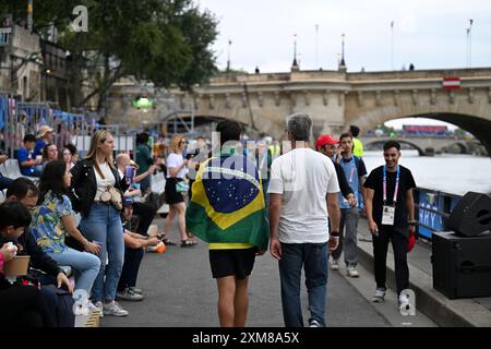Paris, Frankreich. Juli 2024. Brasilianische Zuschauer bei der Eröffnungszeremonie der XXXIII Olympischen Spiele, Paris 2024 an der seine in Paris, Frankreich (Richard Callis/SPP) Credit: SPP Sport Press Photo. /Alamy Live News Stockfoto