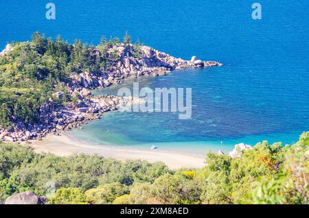 Hervorragende Aussicht auf Florence Bay mit Granitfelsen und türkisfarbenem Wasser auf Magnetic Island, Queensland, Australien. Stockfoto