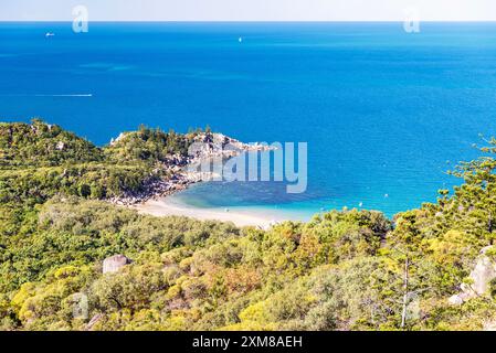 Hervorragende Aussicht auf Florence Bay mit Granitfelsen und türkisfarbenem Wasser auf Magnetic Island, Queensland, Australien. Stockfoto