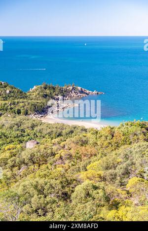 Hervorragende Aussicht auf Florence Bay mit Granitfelsen und türkisfarbenem Wasser auf Magnetic Island, Queensland, Australien. Stockfoto