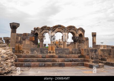 Die Ruinen des Zvartnots-Tempels in Jerewan, Armenien. Säulen und Bögen des Tempels in Nahaufnahme. Stockfoto