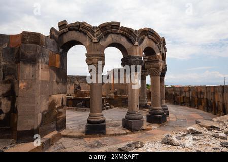 Die Ruinen des Zvartnots-Tempels in Jerewan, Armenien. Säulen und Bögen des Tempels in Nahaufnahme. Stockfoto