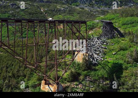 Eine verlassene, abgebrochene Brücke der White Pass and Yukon Route Railway in der Nähe von Skagway, Alaska Stockfoto