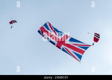 Farnborough International Airshow 2024. 26. Juli 2024, 5. Tag der Veranstaltung in Farnborough, Hampshire, England, Großbritannien. Am letzten Tag der Show mit dem Red Devils Parachute Display Team der British Army im Himmel. Stockfoto