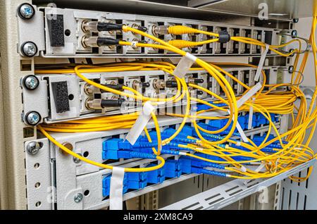 Im Serverraum des Internetdienstanbieters befinden sich viele optische Kabel zum Router Stockfoto