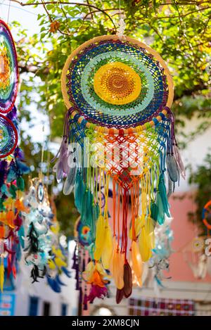 Traumfänger mit Federn Fäden und Perlen Seil hängen. Dreamcatcher handgefertigt. Stockfoto