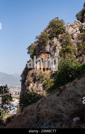 Blick auf das Grab von Amyntas in Fethiye, Türkei. Die lykischen Felsengräber im antiken Telmessos, die sich derzeit in Fethiye befinden, sind eine beliebte Touristenattraktion in Tur Stockfoto