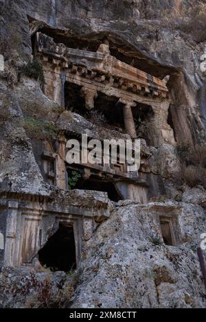 Blick auf das Grab von Amyntas in Fethiye, Türkei. Die lykischen Felsengräber im antiken Telmessos, die sich derzeit in Fethiye befinden, sind eine beliebte Touristenattraktion in Tur Stockfoto