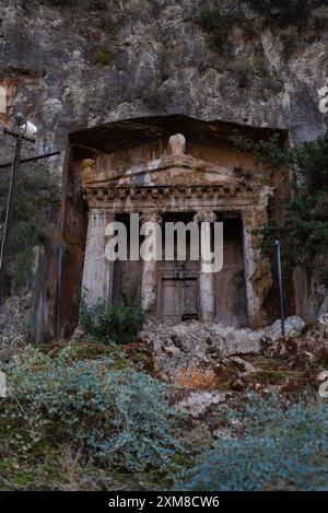 Blick auf das Grab von Amyntas in Fethiye, Türkei. Die lykischen Felsengräber im antiken Telmessos, die sich derzeit in Fethiye befinden, sind eine beliebte Touristenattraktion in Tur Stockfoto