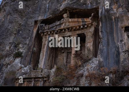 Blick auf das Grab von Amyntas in Fethiye, Türkei. Die lykischen Felsengräber im antiken Telmessos, die sich derzeit in Fethiye befinden, sind eine beliebte Touristenattraktion in Tur Stockfoto