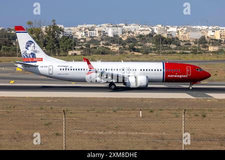 Norwegisches Air Shuttle Boeing 737-8 MAX (Reg.: LN-FGF) landet Landebahn 31, Ankunft von Kopenhagen als Flug D83530. Stockfoto