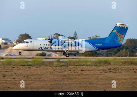 Air Tansania Bombardier DHC-8-311Q Dash 8 (REG: 5H-MWF) landet nach einem kurzen einstündigen Testflug. Stockfoto