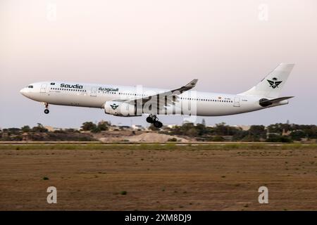 Saudi Arabian Airlines (Wamos Air) Airbus A330-343 (REG: EC-NOG) in einem neuen Farbschema. Stockfoto