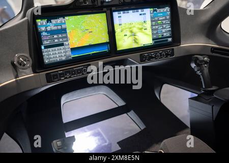 Das Cockpit des Joby eVTOL-Elektro-Lufttaxis während der Farnborough International Airshow am 26. Juli 2024 in Farnborough, England. Jobys eVTOL ist ein Prototyp für urbane Mobilität. Die diesjährige, halbjährliche Farnborough International Airshow bietet 1.500 Aussteller mit 100 000 m2 Ausstellungsfläche und über 80.000 Besuchern an den 5 Tagen. Stockfoto