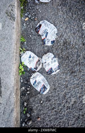 Zerquetschte Carling Black Label Bierdosen auf dem Boden Stockfoto