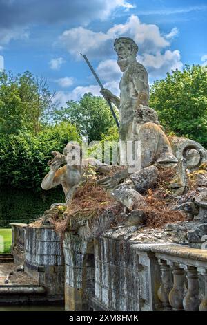 Neptunus-Skulpturengruppe zeigt Neptun, Eole und Aquillon im Garten in Château de Belœil, Barockschloss in Beloeil, Hennegau, Wallonien, Belgien Stockfoto