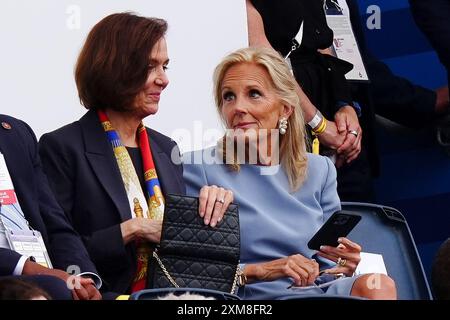 US First Lady Jill Biden (rechts) während der Eröffnungszeremonie der Olympischen Spiele 2024 in Paris im Trocadero in Frankreich. Bilddatum: Freitag, 26. Juli 2024. Stockfoto