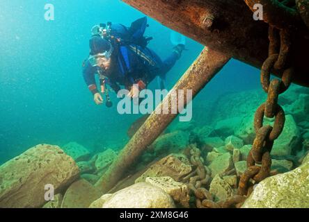 Taucher und Anker von Wetmore Wrack, Lake Huron, Tobermory, Ontario, Kanada Stockfoto