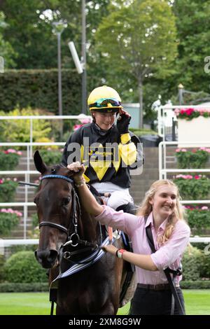 Ascot, Großbritannien. Juli 2024. Horse Alcazan, geritten von Jockey Saffie Osborne, gewinnt den Berenberg October Club und unterstützt Back Up Fillies' Handicap Stakes beim QIPCO King George Friday auf der Ascot Racecourse in Berkshire. Das war Saffie Osborne's zweiter Sieg des Tages. Besitzer John O'Donnell, Trainer Roger Teal, Lambourn, Züchter Herr J O'Donnell & Herr Noel William Kelly, Sponsor Chartplan(2024) Ltd Quelle: Maureen McLean/Alamy Live News Stockfoto