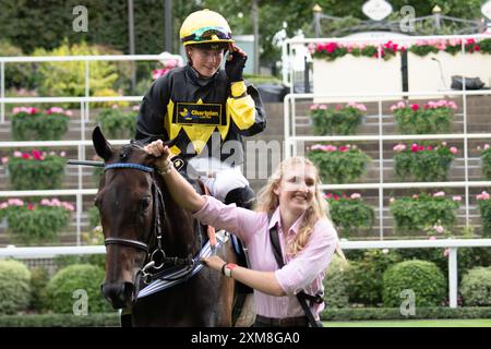 Ascot, Großbritannien. Juli 2024. Horse Alcazan, geritten von Jockey Saffie Osborne, gewinnt den Berenberg October Club und unterstützt Back Up Fillies' Handicap Stakes beim QIPCO King George Friday auf der Ascot Racecourse in Berkshire. Das war Saffie Osborne's zweiter Sieg des Tages. Besitzer John O'Donnell, Trainer Roger Teal, Lambourn, Züchter Herr J O'Donnell & Herr Noel William Kelly, Sponsor Chartplan(2024) Ltd Quelle: Maureen McLean/Alamy Live News Stockfoto