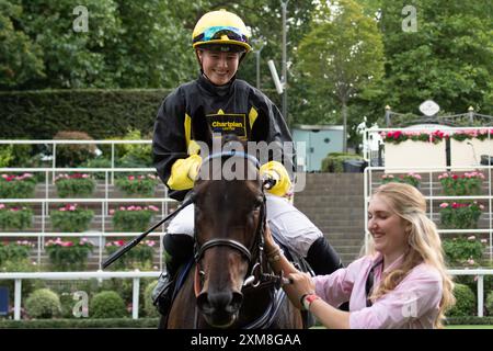 Ascot, Großbritannien. Juli 2024. Horse Alcazan, geritten von Jockey Saffie Osborne, gewinnt den Berenberg October Club und unterstützt Back Up Fillies' Handicap Stakes beim QIPCO King George Friday auf der Ascot Racecourse in Berkshire. Das war Saffie Osborne's zweiter Sieg des Tages. Besitzer John O'Donnell, Trainer Roger Teal, Lambourn, Züchter Herr J O'Donnell & Herr Noel William Kelly, Sponsor Chartplan(2024) Ltd Quelle: Maureen McLean/Alamy Live News Stockfoto