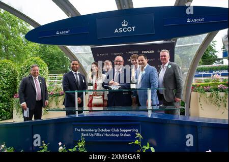 Ascot, Großbritannien. Juli 2024. The Winners Presentation for the Berenbery October Club Supporting Back Up Fillies' Handicap Stakes (Klasse 4). Das Rennen wurde von dem Pferd Alcazan gewonnen, das von Jockey Saffie Osborne auf dem QIPCO King George Friday auf der Ascot Racecourse in Berkshire geritten wurde. Besitzer John O'Donnell, Trainer Roger Teal, Lambourn, Züchter Herr J O'Donnell & Herr Noel William Kelly, Sponsor Chartplan(2024) Ltd Quelle: Maureen McLean/Alamy Live News Stockfoto