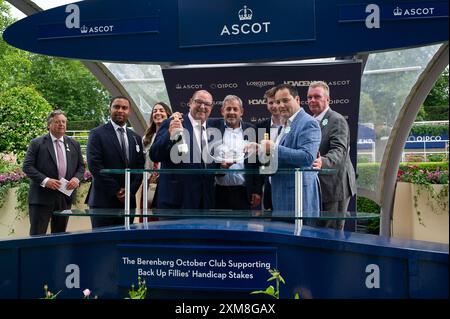 Ascot, Großbritannien. Juli 2024. The Winners Presentation for the Berenbery October Club Supporting Back Up Fillies' Handicap Stakes (Klasse 4). Das Rennen wurde von dem Pferd Alcazan gewonnen, das von Jockey Saffie Osborne auf dem QIPCO King George Friday auf der Ascot Racecourse in Berkshire geritten wurde. Besitzer John O'Donnell, Trainer Roger Teal, Lambourn, Züchter Herr J O'Donnell & Herr Noel William Kelly, Sponsor Chartplan(2024) Ltd Quelle: Maureen McLean/Alamy Live News Stockfoto