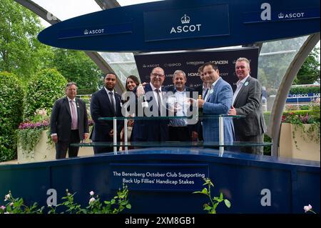 Ascot, Großbritannien. Juli 2024. The Winners Presentation for the Berenbery October Club Supporting Back Up Fillies' Handicap Stakes (Klasse 4). Das Rennen wurde von dem Pferd Alcazan gewonnen, das von Jockey Saffie Osborne auf dem QIPCO King George Friday auf der Ascot Racecourse in Berkshire geritten wurde. Besitzer John O'Donnell, Trainer Roger Teal, Lambourn, Züchter Herr J O'Donnell & Herr Noel William Kelly, Sponsor Chartplan(2024) Ltd Quelle: Maureen McLean/Alamy Live News Stockfoto