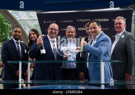 Ascot, Großbritannien. Juli 2024. The Winners Presentation for the Berenbery October Club Supporting Back Up Fillies' Handicap Stakes (Klasse 4). Das Rennen wurde von dem Pferd Alcazan gewonnen, das von Jockey Saffie Osborne auf dem QIPCO King George Friday auf der Ascot Racecourse in Berkshire geritten wurde. Besitzer John O'Donnell, Trainer Roger Teal, Lambourn, Züchter Herr J O'Donnell & Herr Noel William Kelly, Sponsor Chartplan(2024) Ltd Quelle: Maureen McLean/Alamy Live News Stockfoto