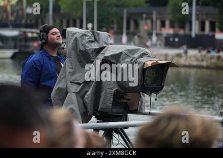 Paris, Frankreich. Juli 2024. Olympia, Paris 2024, Eröffnungszeremonie der Olympischen Sommerspiele, ein Kameramann bei der Arbeit. Quelle: Michael Kappeler/dpa/Alamy Live News Stockfoto