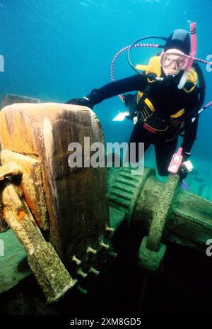 Taucherinnen auf dem Gewinnspiel Shipwreck, Tobermory, Ontario, Kanada Stockfoto