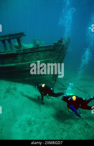 Taucher am Bow of the Sweepstakes Shipwreck, Tobermory, Ontario, Kanada Stockfoto