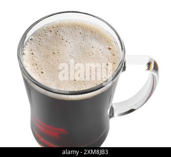 Glasbecher mit dunklem Bier isoliert auf weiß Stockfoto