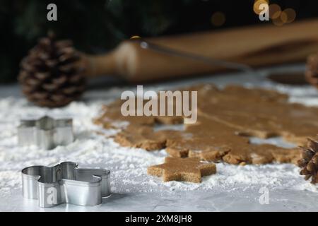 Rohe Teig- und Keksschneider auf grauem Tisch, Nahaufnahme Stockfoto