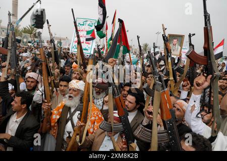 Sanaa, Jemen. Juli 2024. Huthis-Anhänger protestieren am 26. Juli 2024 in Sanaa, Jemen. Quelle: Hamza Ali/Alamy Live News Stockfoto