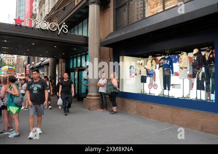 Die von Polo Ralph Lauren für die bevorstehenden Olympischen Spiele 2024 entworfene Olympia-Bekleidung des Teams USA wird im Macy's im Herald Square, Manhattan, New York City, gesehen. Stockfoto