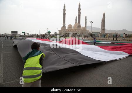 Sanaa, Jemen. Juli 2024. Huthis-Anhänger protestieren am 26. Juli 2024 in Sanaa, Jemen. Quelle: Hamza Ali/Alamy Live News Stockfoto