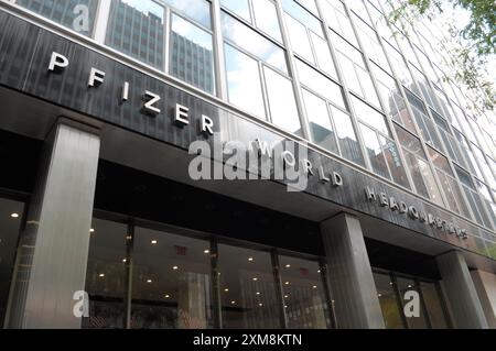 Das Pfizer World-Hauptquartier befindet sich in Manhattan, New York City. Stockfoto