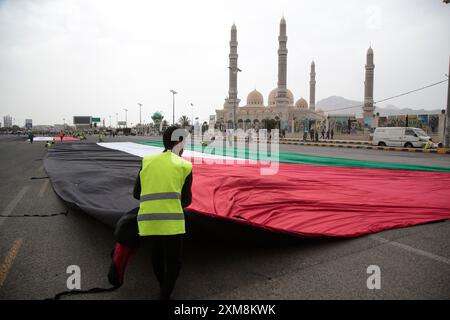 Sanaa, Jemen. Juli 2024. Huthis-Anhänger protestieren am 26. Juli 2024 in Sanaa, Jemen. Quelle: Hamza Ali/Alamy Live News Stockfoto