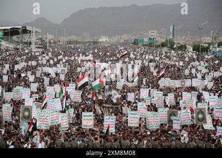 Sanaa, Jemen. Juli 2024. Huthis-Anhänger protestieren am 26. Juli 2024 in Sanaa, Jemen. Quelle: Hamza Ali/Alamy Live News Stockfoto