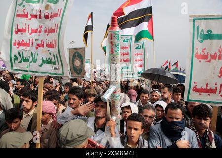 Sanaa, Jemen. Juli 2024. Huthis-Anhänger protestieren am 26. Juli 2024 in Sanaa, Jemen. Quelle: Hamza Ali/Alamy Live News Stockfoto